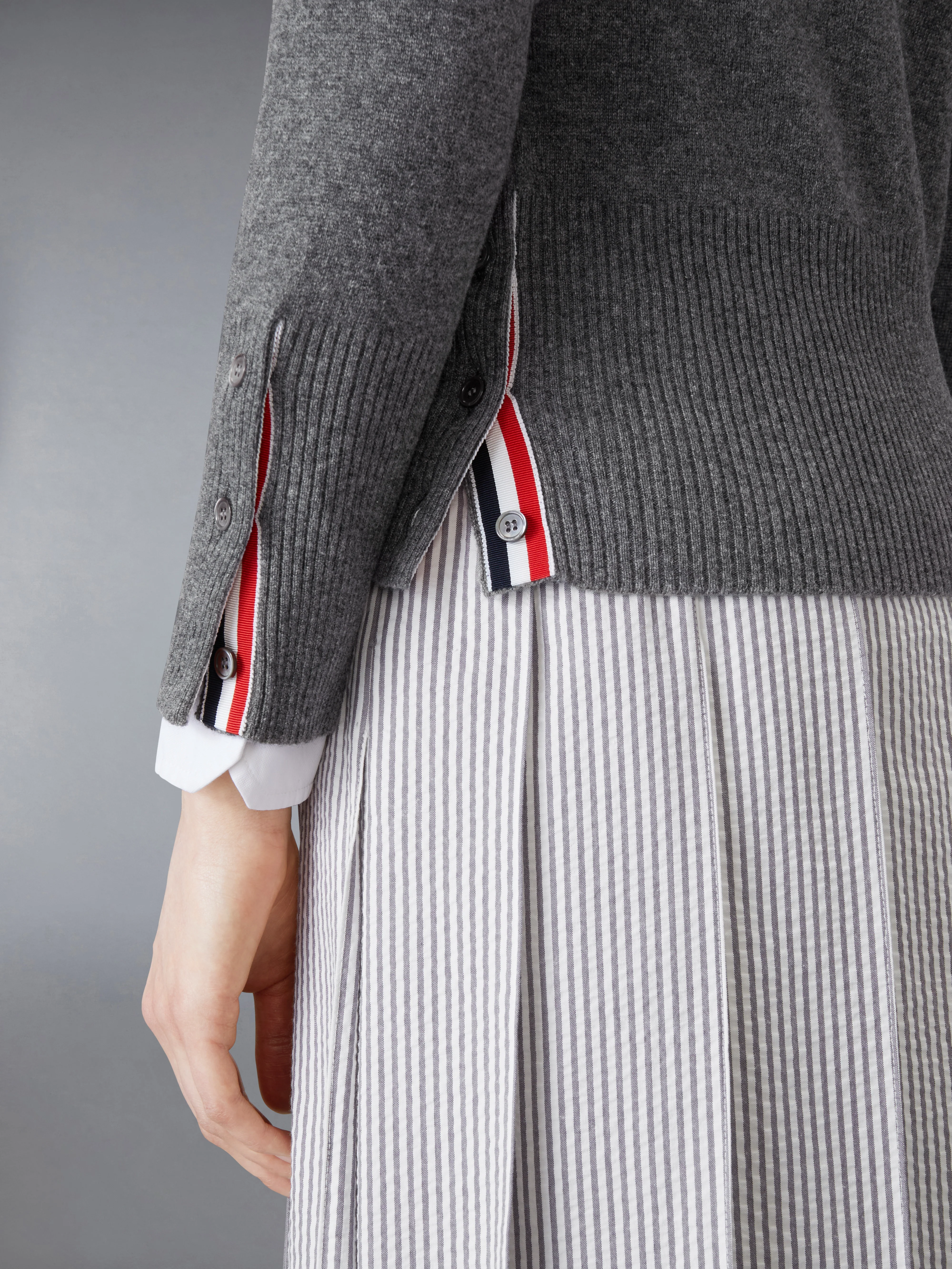 CLASSIC CASHMERE 4-BAR V-NECK CARDIGAN - Image 4