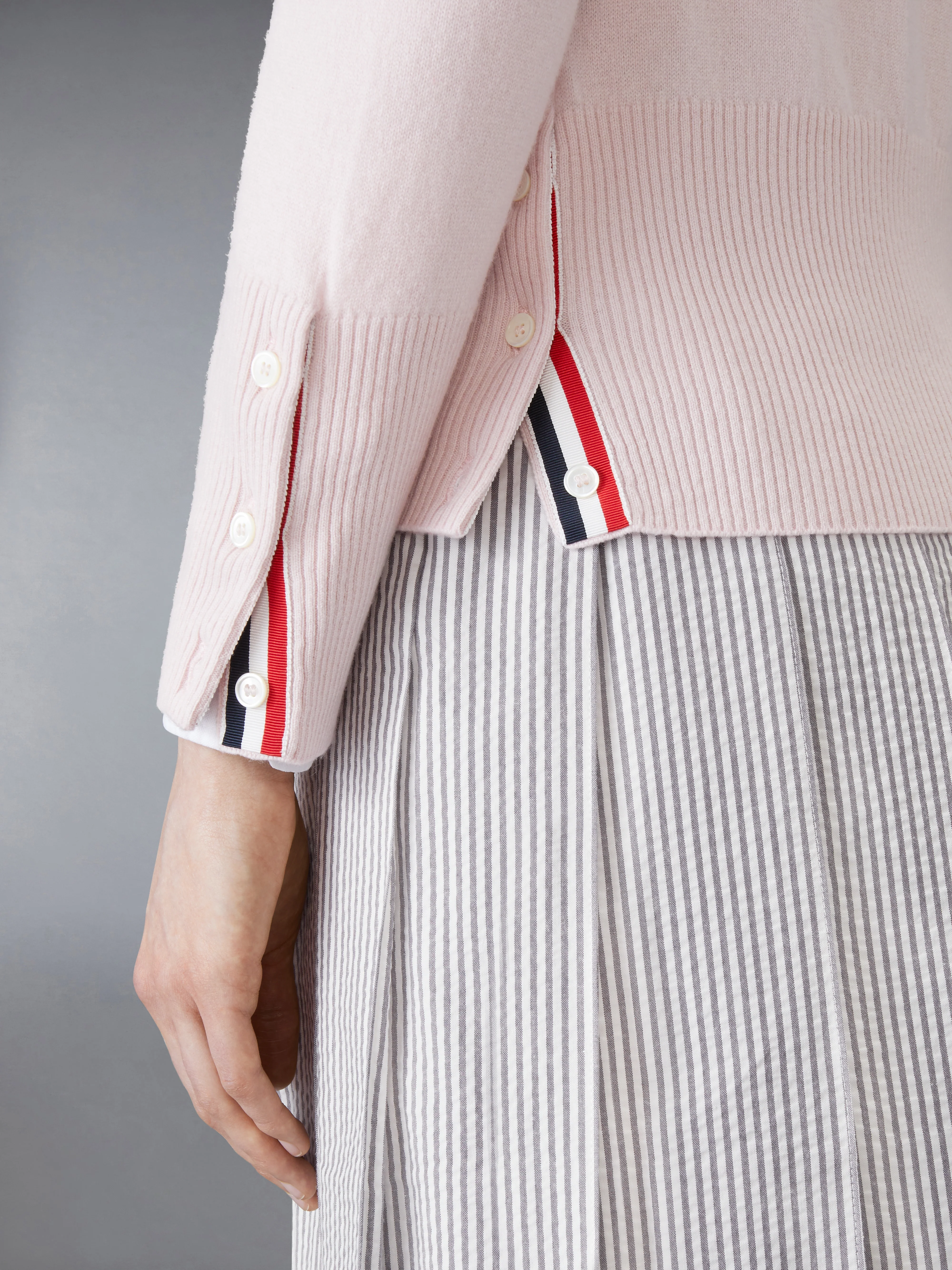 CLASSIC CASHMERE 4-BAR V-NECK CARDIGAN - Image 4