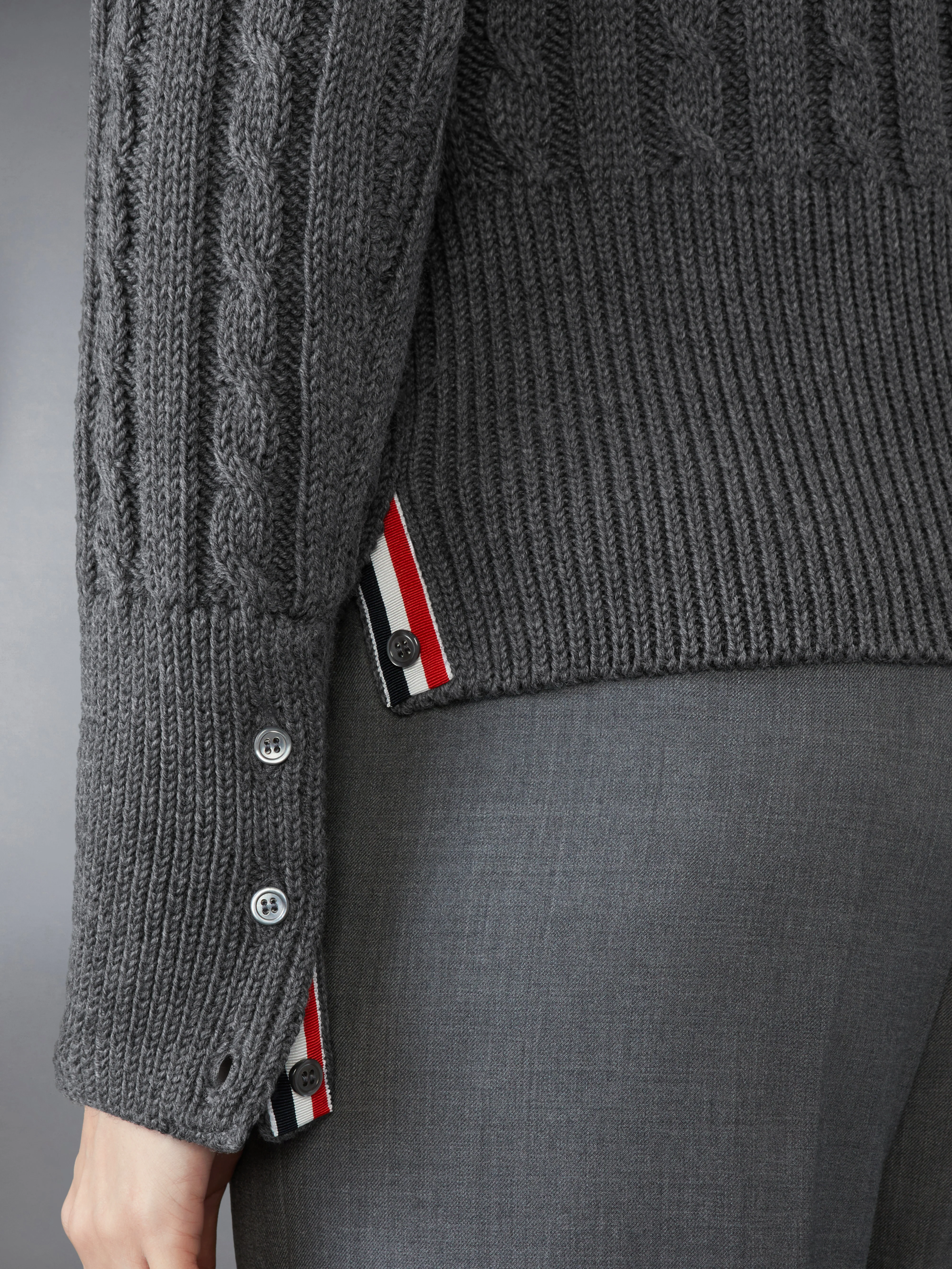 CLASSIC WOOL V NECK CABLE PULLOVER - Image 4