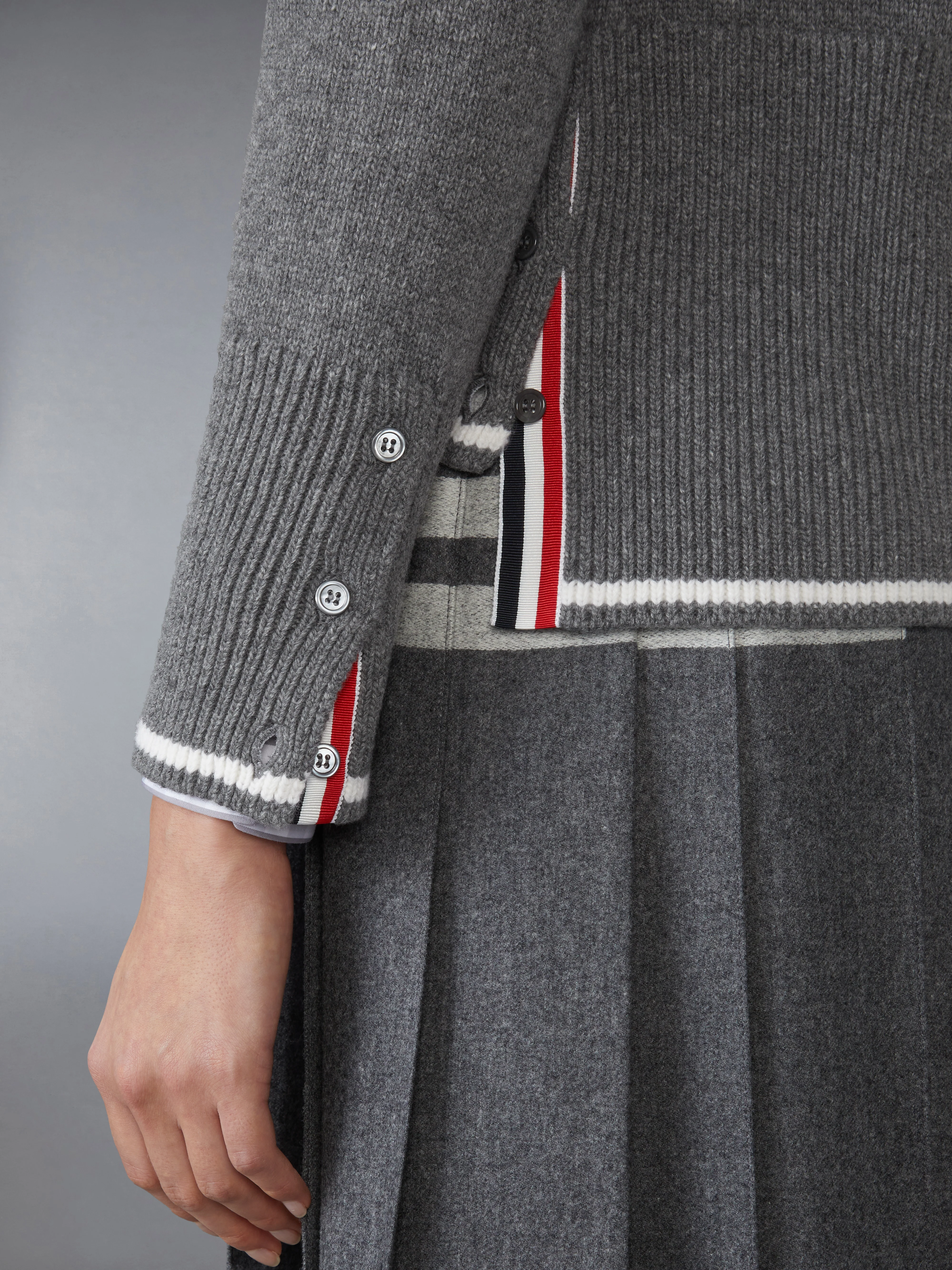 FINE MERINO INTARSIA GEESE 4-BAR V NECK CARDIGAN - Image 4