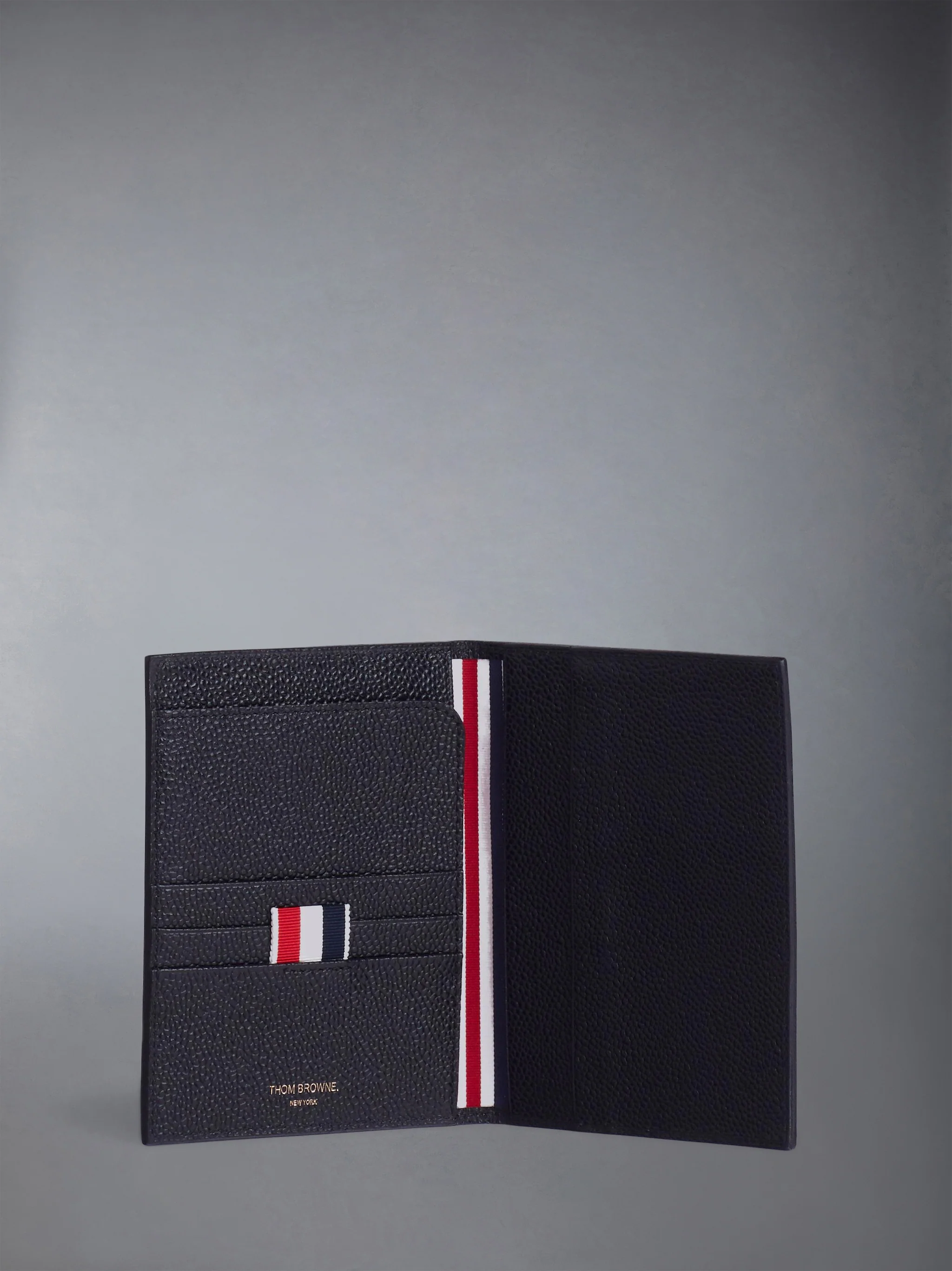 PEBBLE GRAIN PASSPORT HOLDER - Image 2