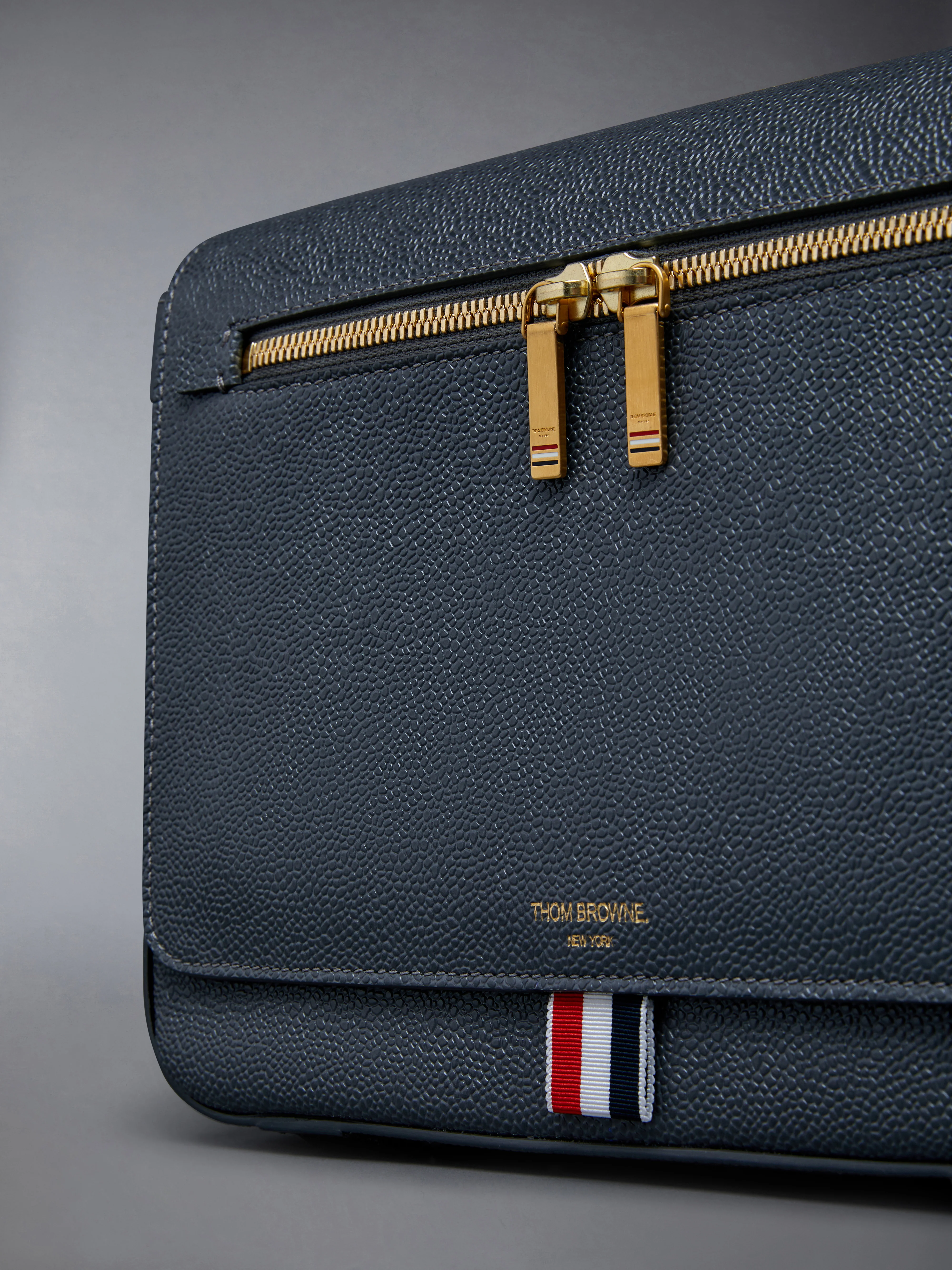 PEBBLE GRAIN REPORTER BAG - Image 6