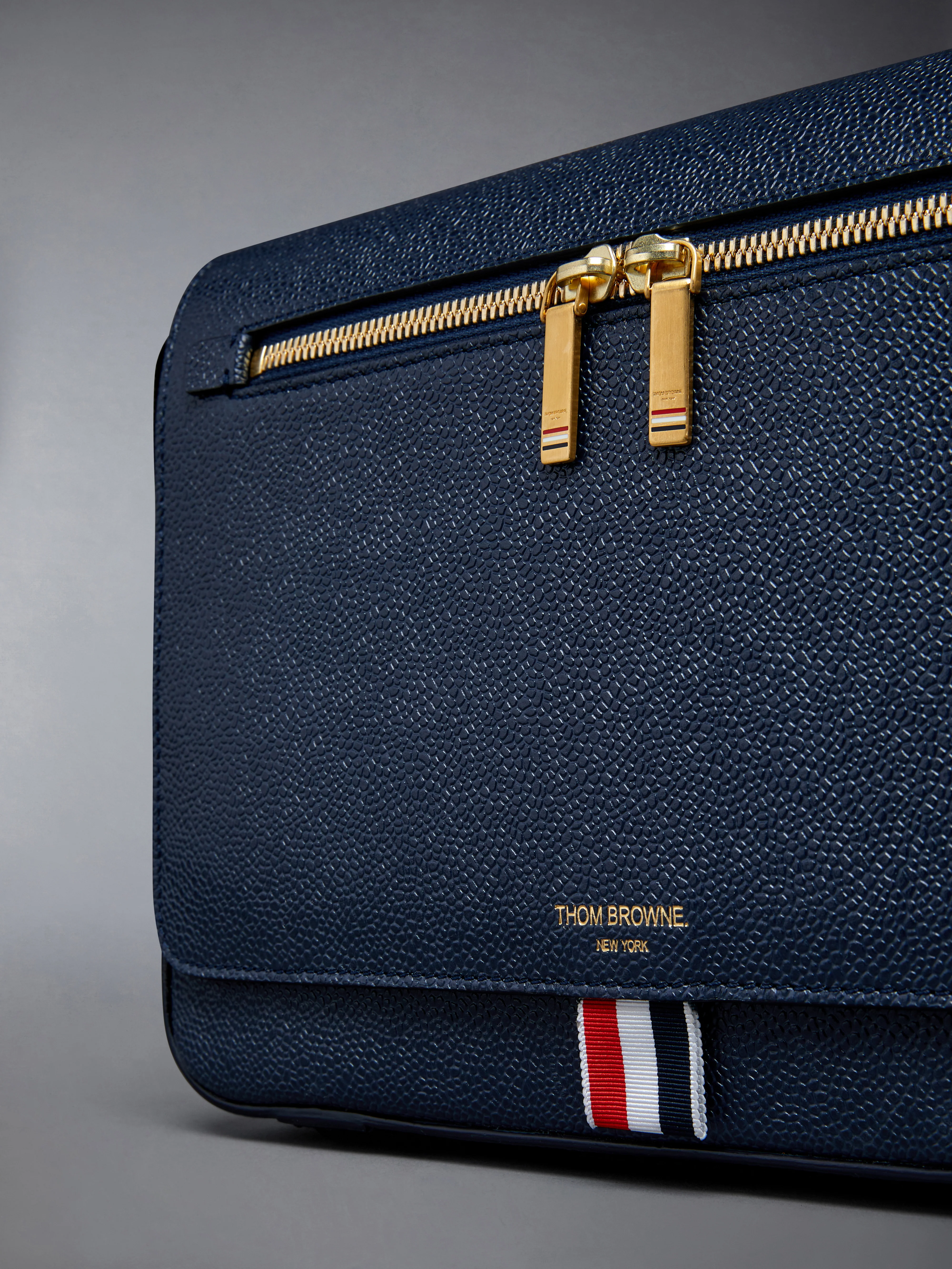 PEBBLE GRAIN REPORTER BAG - Image 6